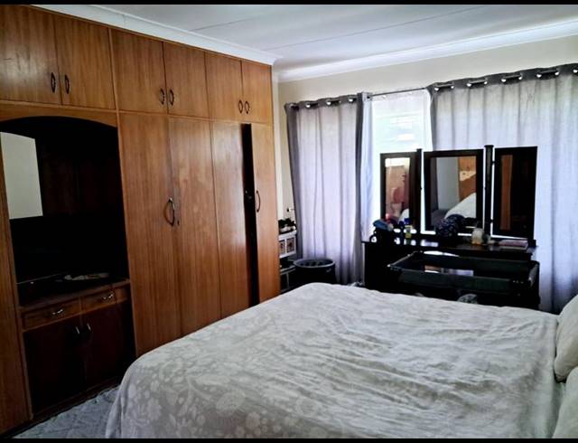 4 BEDROOM HOUSE FOR SALE IN FICHARDT PARK